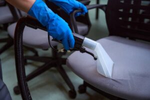 Leia mais sobre o artigo Por que a higienização de cadeiras de escritório é importante para a saúde dos funcionários?