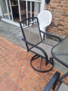 Leia mais sobre o artigo Como trocar a tela de espreguiçadeira de piscina SP